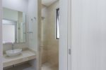 LMV48 Bathroom 2